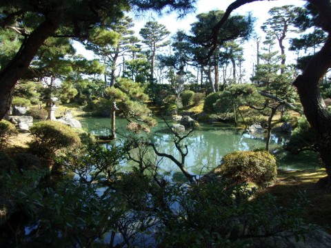 琵琶湖を模した池泉回遊式の大庭園