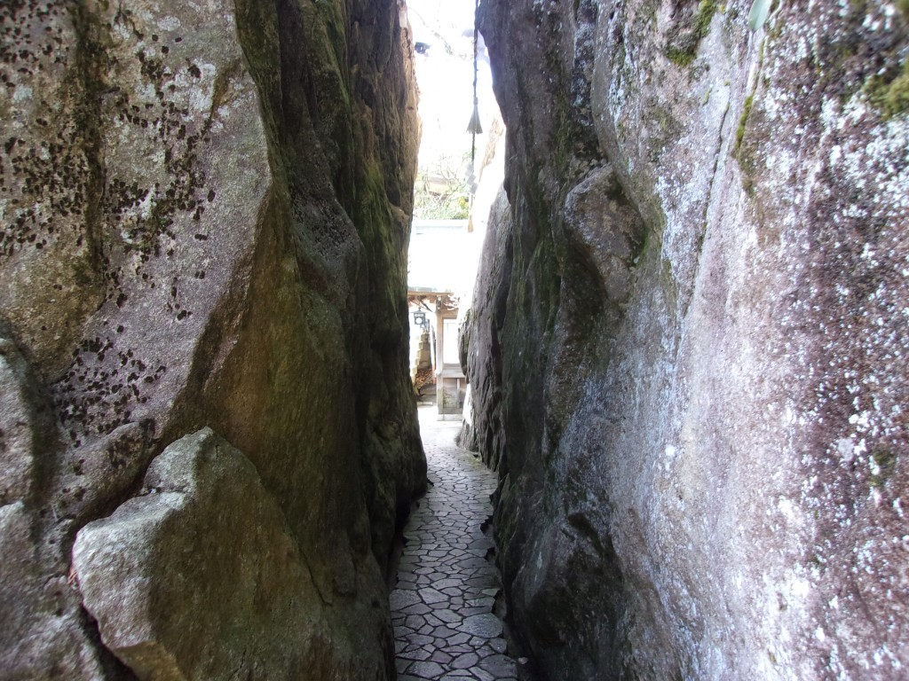巨石と勝運の太郎坊阿賀神社
