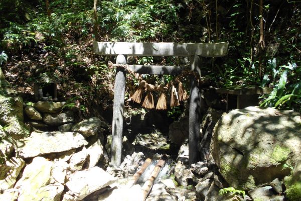 天の岩戸（恵利原の水穴）